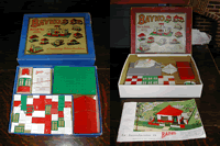 2 versions of post-war BAYKO set 0, 1 blue and 1 red